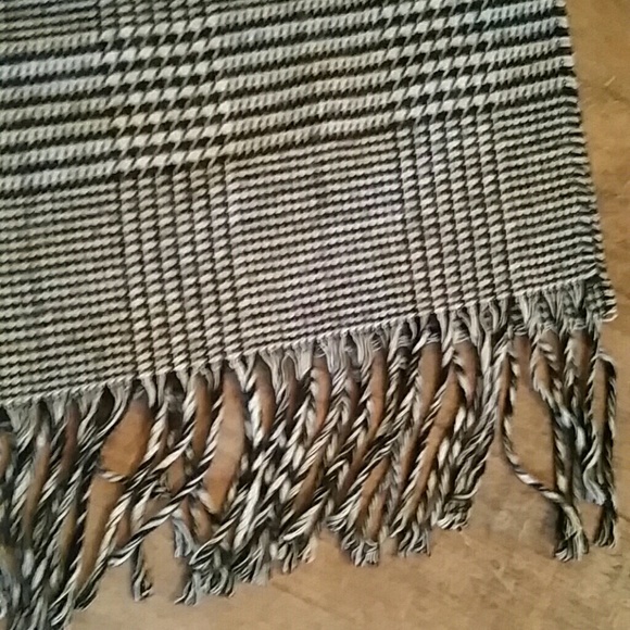 Houndstooth Scarf - Picture 2 of 3